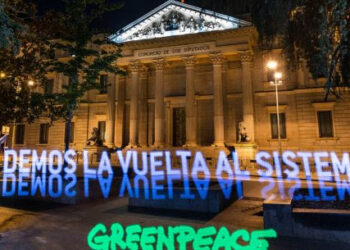 Greenpeace “despliega” frente al Congreso una pancarta de luz para pedir la transformación del sistema en clave verde