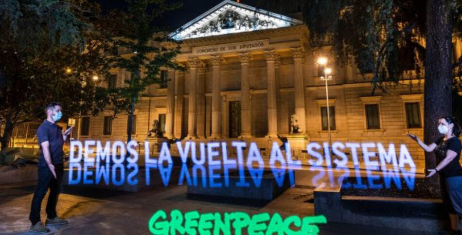 Greenpeace “despliega” frente al Congreso una pancarta de luz para pedir la transformación del sistema en clave verde