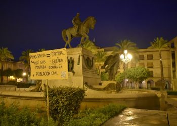 Abrir Brecha ‘rodea’ de carteles a Primo de Rivera y exige que se retire su estatua de la Plaza del Arenal (Jerez)