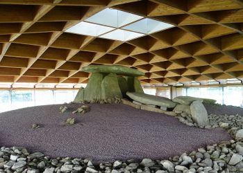 Reclaman mayor protección para las pinturas rupestres del Dolmen de Dombate