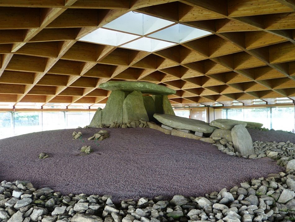 Reclaman mayor protección para las pinturas rupestres del Dolmen de Dombate