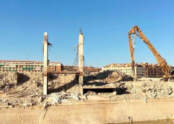 El vecindario afectado pide al Ayuntamiento la reactivación de la comisión de seguimiento de las obras de derribo del Calderón