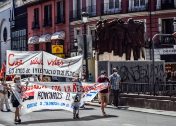 «Cuba salva vidas, basta de bloqueo»: manifestación recorrió Madrid en un nuevo 26 de Julio