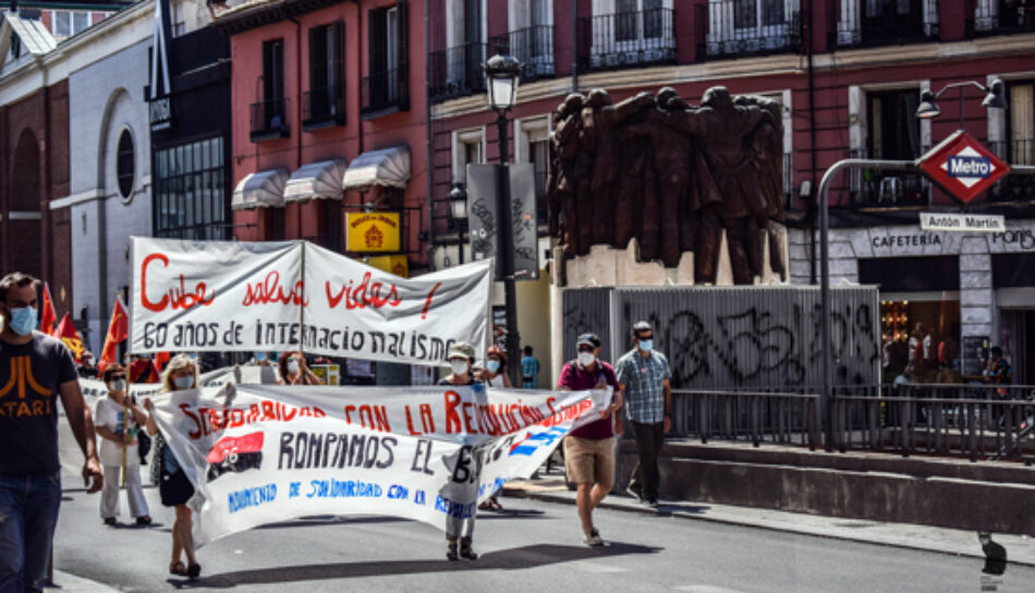 «Cuba salva vidas, basta de bloqueo»: manifestación recorrió Madrid en un nuevo 26 de Julio