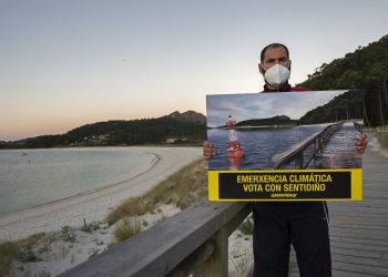 Greenpeace hace desaparecer la playa de Rodas, en las Cíes, para pedir a la ciudadanía gallega que mañana vote pensando en el planeta