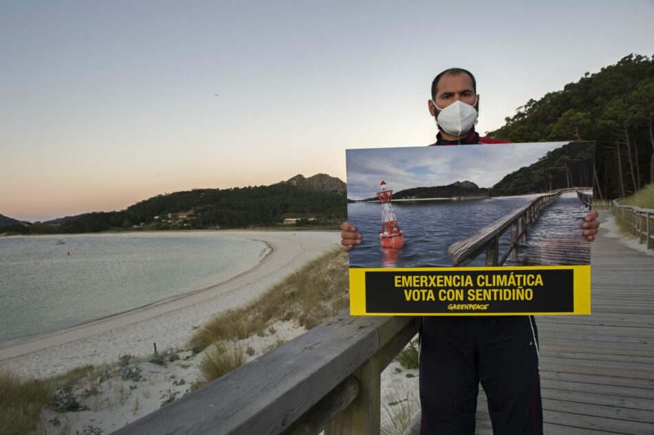 Greenpeace hace desaparecer la playa de Rodas, en las Cíes, para pedir a la ciudadanía gallega que mañana vote pensando en el planeta