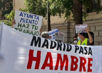 Acción vecinal ante la Junta de Latina (Madrid) para pedir la creación de una mesa social que coordine la ayuda alimentaria