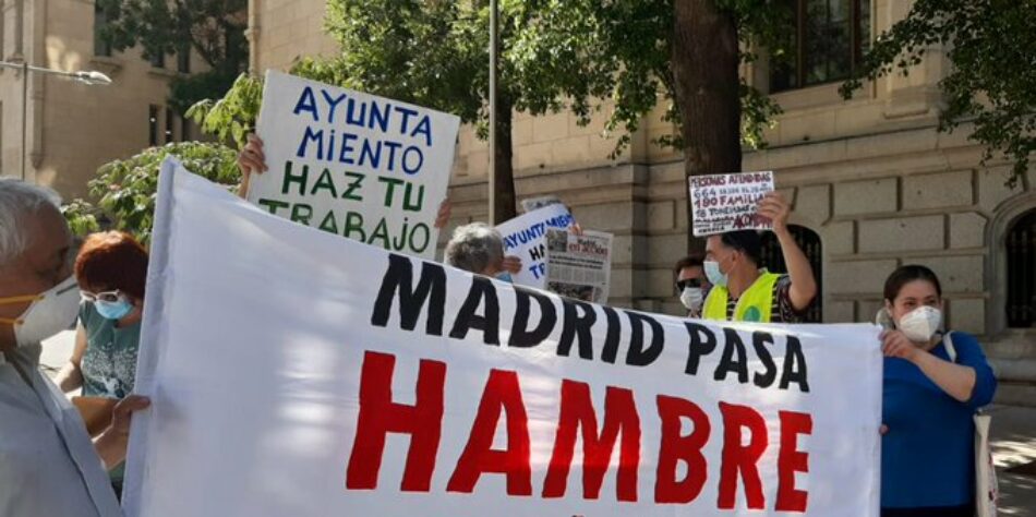 Acción vecinal ante la Junta de Latina (Madrid) para pedir la creación de una mesa social que coordine la ayuda alimentaria