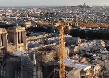 Acusan a Macron de inacción climática con peculiar protesta en París