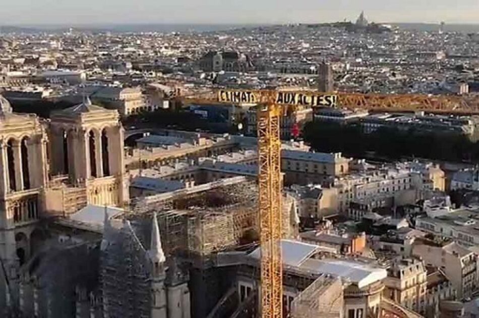 Acusan a Macron de inacción climática con peculiar protesta en París