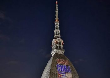 Iluminan edificio más emblemático de Turín en homenaje a Cuba y su personal de salud