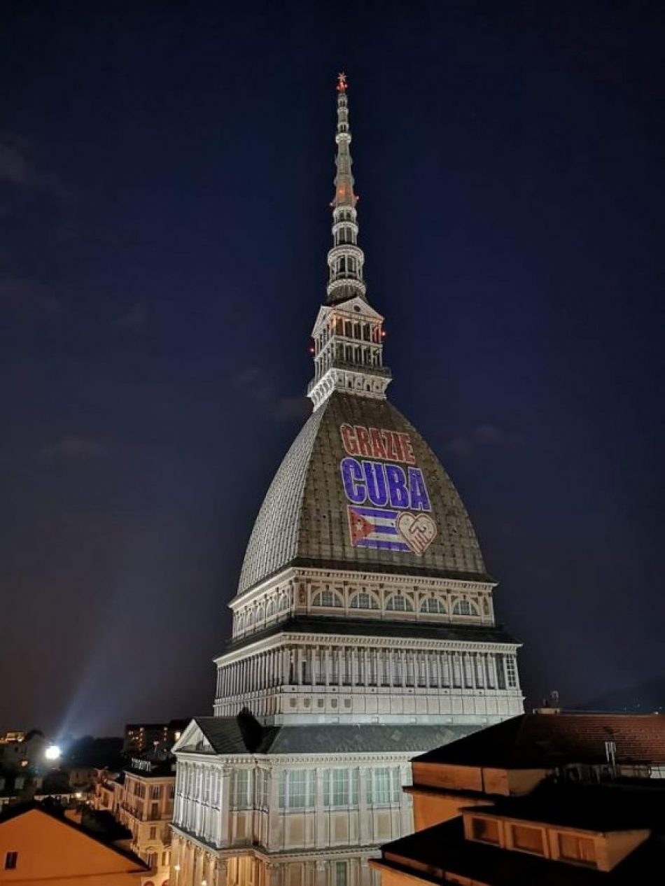 Iluminan edificio más emblemático de Turín en homenaje a Cuba y su personal de salud