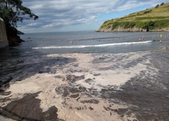 Las espumas invadieron la playa del Puerto en Castrillón