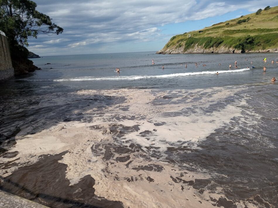 Las espumas invadieron la playa del Puerto en Castrillón