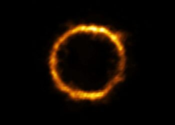 Este anillo de luz es la galaxia más lejana similar a la nuestra