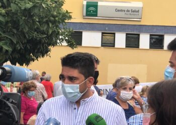 Ismael Sánchez pide a la Junta que no culpe a la ciudadanía ante las grandes colas que se están sufriendo para la vacunación en mayores de 80 años en Sevilla