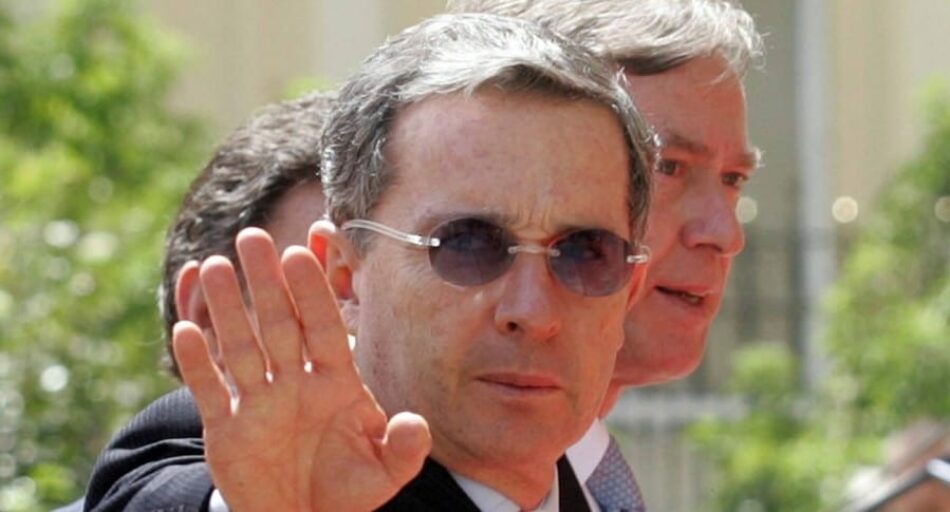 El Frente Antiimperialista Internacionalista demanda la retirada del Premio Cortes de Cádiz al expresidente Álvaro Uribe