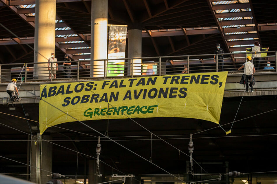 Greenpeace pide a Ábalos más trenes y menos aviones para frenar la crisis climática