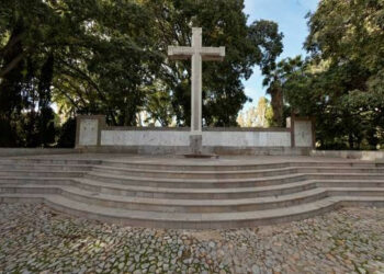 ¿Son símbolos franquistas las cruces levantas en honor a “los caídos”?