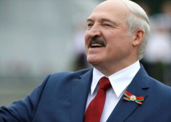 Respuesta simétrica: Lukashenko pide a Macron dejar el cargo