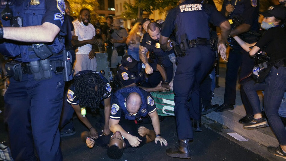 Un policía mata de un balazo en el pecho a un afroamericano de 18 años en Washington D.C.