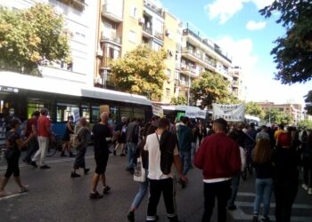 Miles de personas regresan a las calles de Madrid en otra jornada de protestas contra los confinamientos selectivos