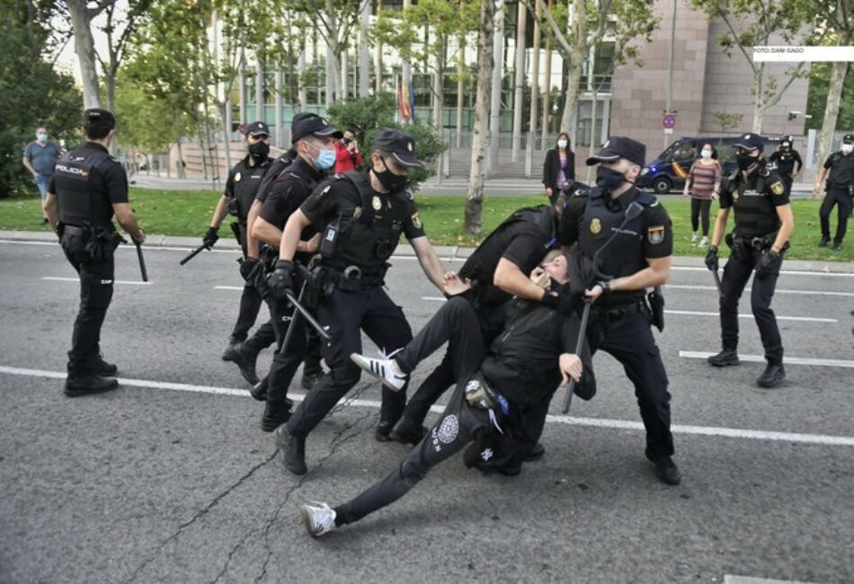 IU Madrid condena la violenta actuación policial contra los manifestantes en la Asamblea de Madrid