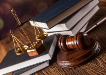 Por qué es tan importante contar con un abogado para hacer un trámite legal