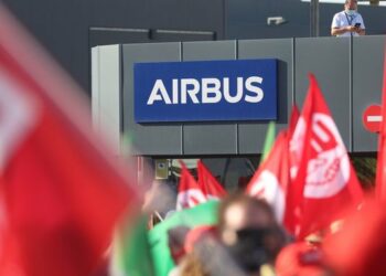 IU pide a la Comisión Europea que frene los despidos en Airbus