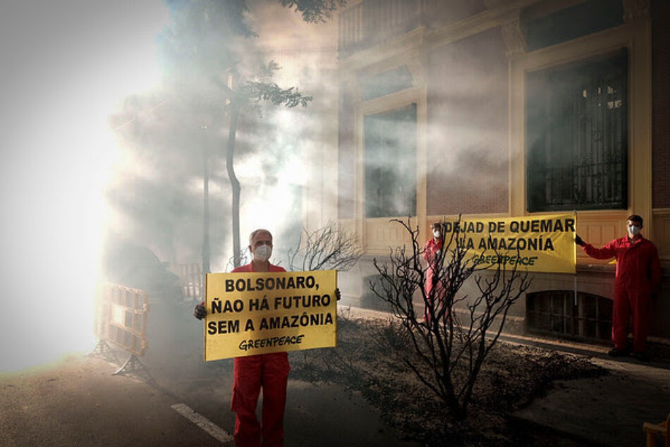Greenpeace simula un “incendio” ante la Embajada de Brasil para pedir mayor protección a la Amazonía