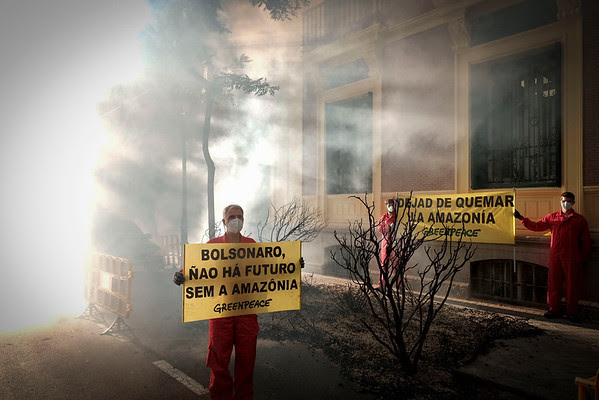 Greenpeace simula un “incendio” ante la Embajada de Brasil para pedir ...