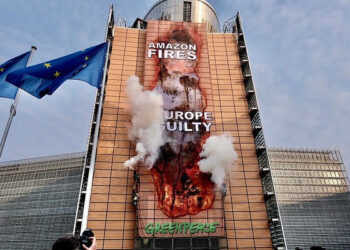 Greenpeace ‘hackea’ la sede de la Comisión Europea con una imagen gigante de los incendios de la Amazonía