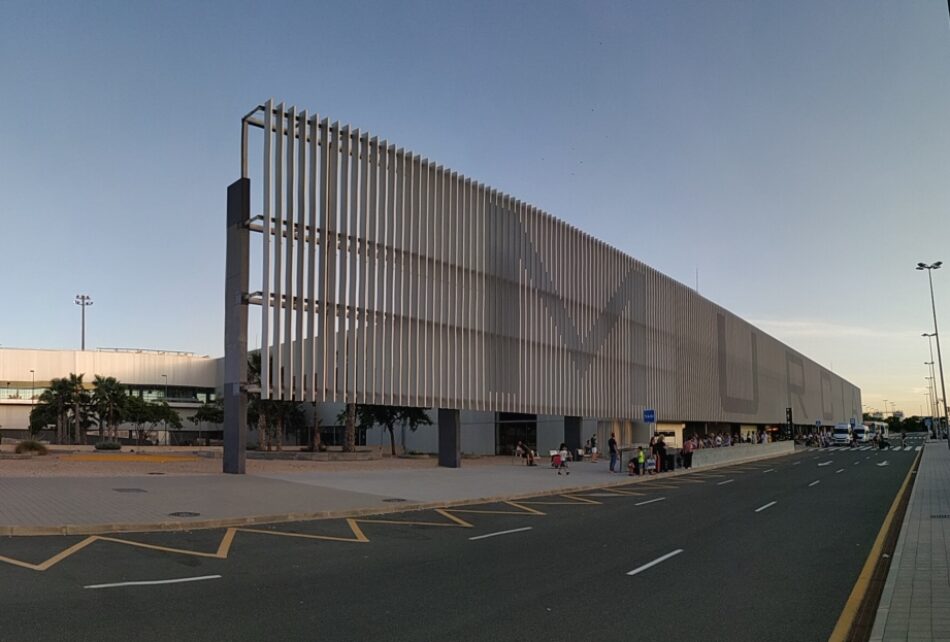 Protesta frente a la exaltación del golpista Juan de la Cierva en el Aeropuerto de Murcia