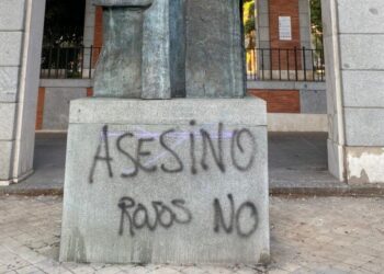 Vox reivindica la vandalización de una estatua de Largo Caballero y exige, con amenazas veladas, la retirada de la Ley de Memoria Histórica