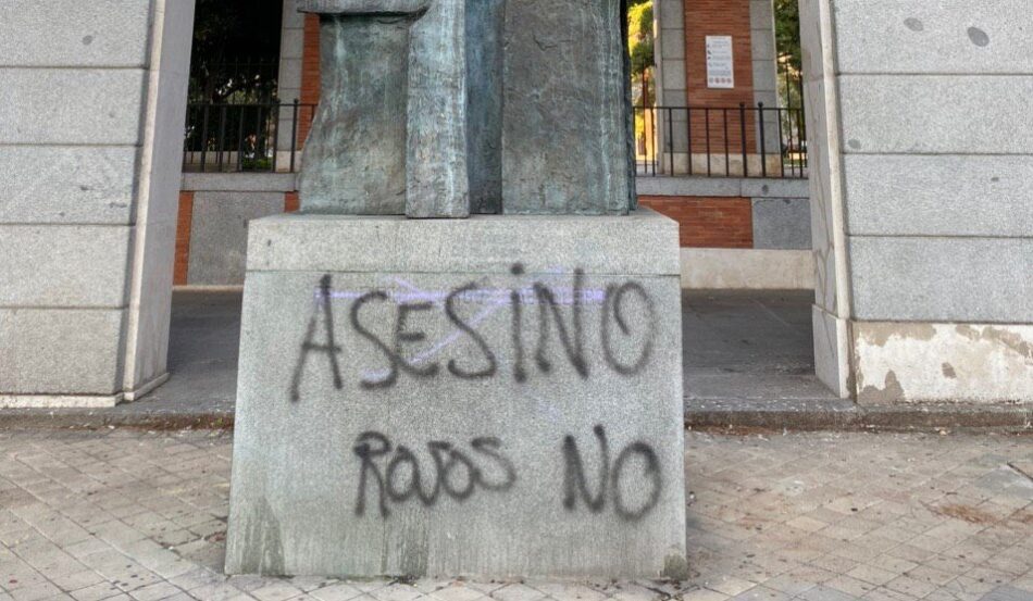 Vox reivindica la vandalización de una estatua de Largo Caballero y exige, con amenazas veladas, la retirada de la Ley de Memoria Histórica