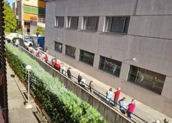 Las asociaciones vecinales de Puente de Vallecas denuncian caos organizativo en los test masivos