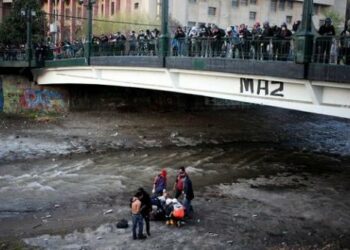 Carabinero arroja al río Mapocho a joven chileno. El vuelo del horror