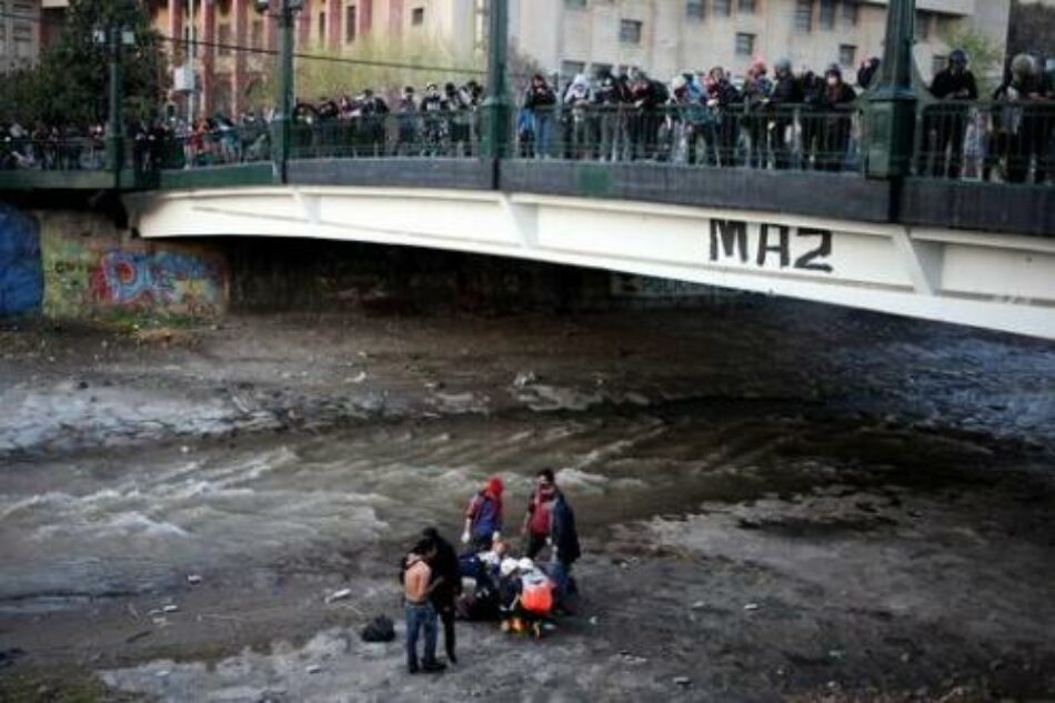 Carabinero arroja al río Mapocho a joven chileno. El vuelo del horror
