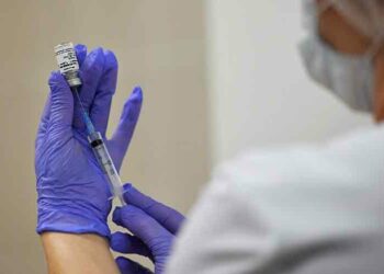 Rusia alista segunda vacuna mientras crecen los casos de Covid-19