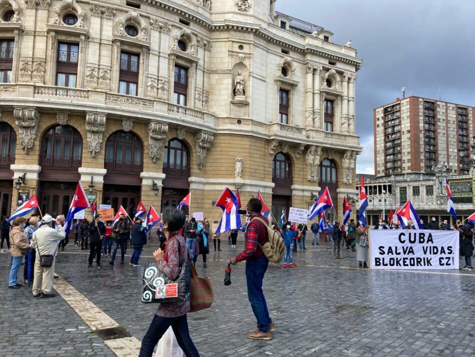 La emigración cubana se manifiesta en Bilbao contra el bloqueo estadounidense