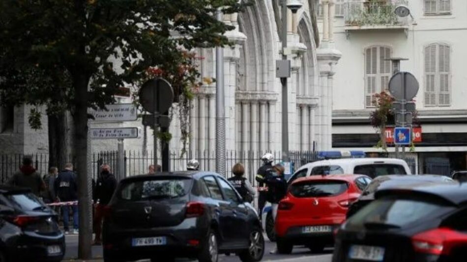 Múltiples ataques en Francia y sedes francesas en el exterior dejan al menos tres fallecidos