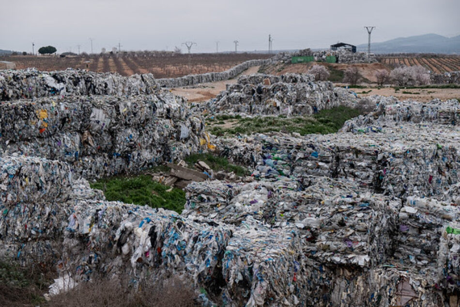 «Empresas adjudicadas por Ecoembes están guardando, enterrando y exportando plásticos de manera irregular»