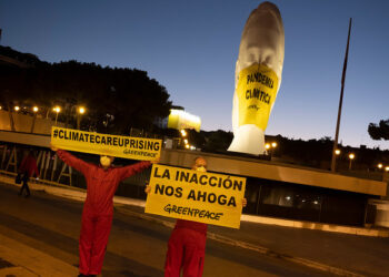 Greenpeace coloca una mascarilla gigante en plena plaza de Colón (Madrid) con el mensaje “pandemia climática”