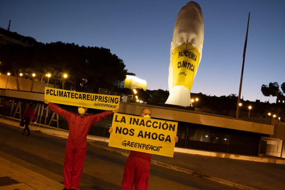 Greenpeace coloca una mascarilla gigante en plena plaza de Colón (Madrid) con el mensaje “pandemia climática”