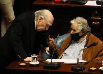 Expresidentes Mujica y Sanguinetti se retiran del Senado uruguayo