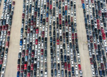 Miles de coches en fila para recibir comida gratis; otra cara de EEUU