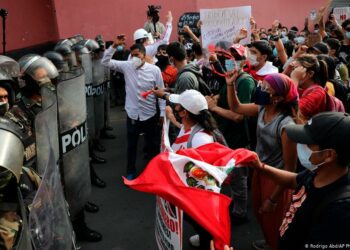 Dos muertos en la represión de las movilizaciones contra la crisis política en Perú