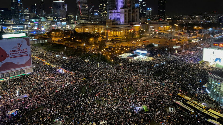 150.000 personas salen a las calles para protestar contra la prohibición del aborto en Polonia