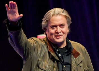 Twitter y YouTube vetan contenidos violentos de Steve Bannon