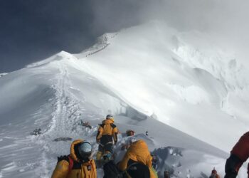 Calor, deshielo y microplásticos: lo que revela la mayor expedición realizada en el Everest